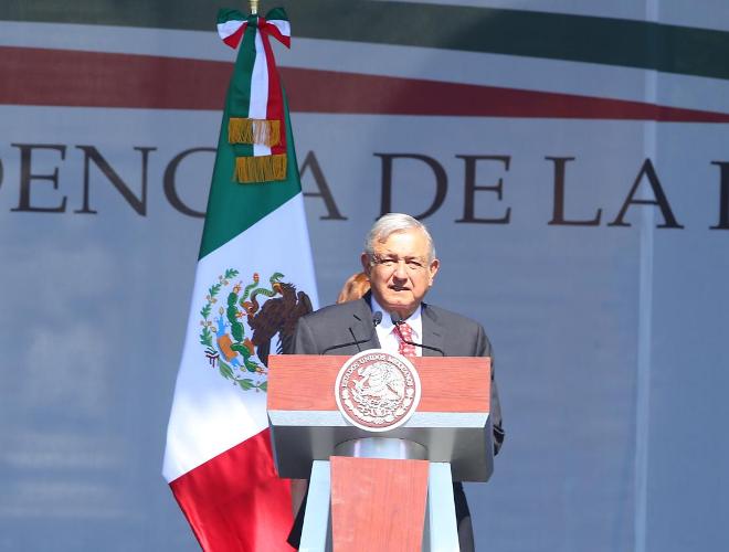 El presidente López Obrador durante su discurso, desde el Zócalo capitalino. ( Héctor Tellez)
