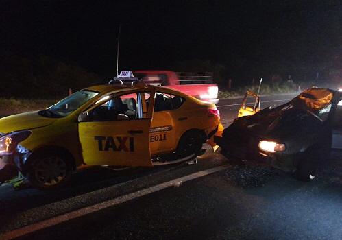 En el accidente estuvieron involucrados un taxi y un auto Tsuru (Edgar Rodríguez)
