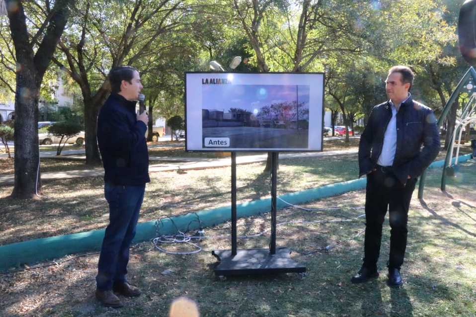 Adrián de la Garza hizo una entrega simbólica en la Plaza las Dalias .Foto: Leonel Rocha.