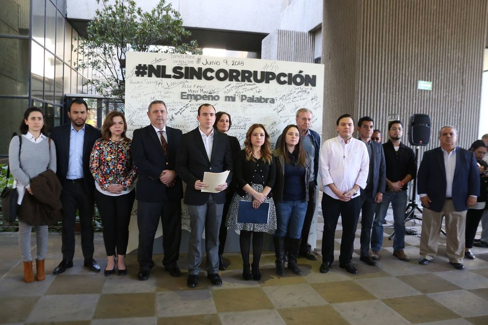 La Coalición Anticorrupción acudió al Congreso de NL para exigir a los diputados cumplir con los compromisos de combate a la corrupción. (Foto: Raúl P