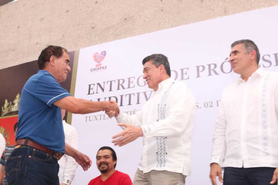 El mandatario otorgó 101 prótesis y 387 aparatos auditivos.