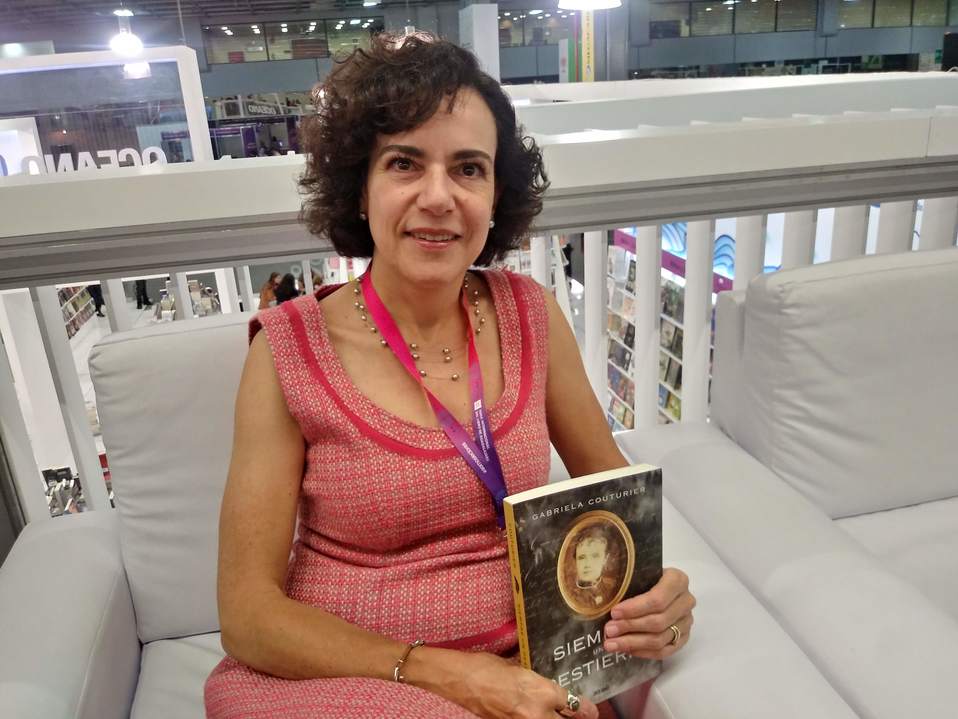 La escritora capitalina Gabriela Couturier presenta Siempre un destierro en la FIL. (Luis Addams)