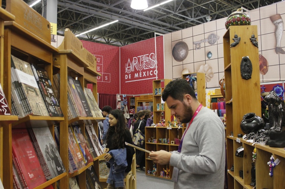 Lectores recorren el stand de Artes de México. (Foto: Sandra Medina)