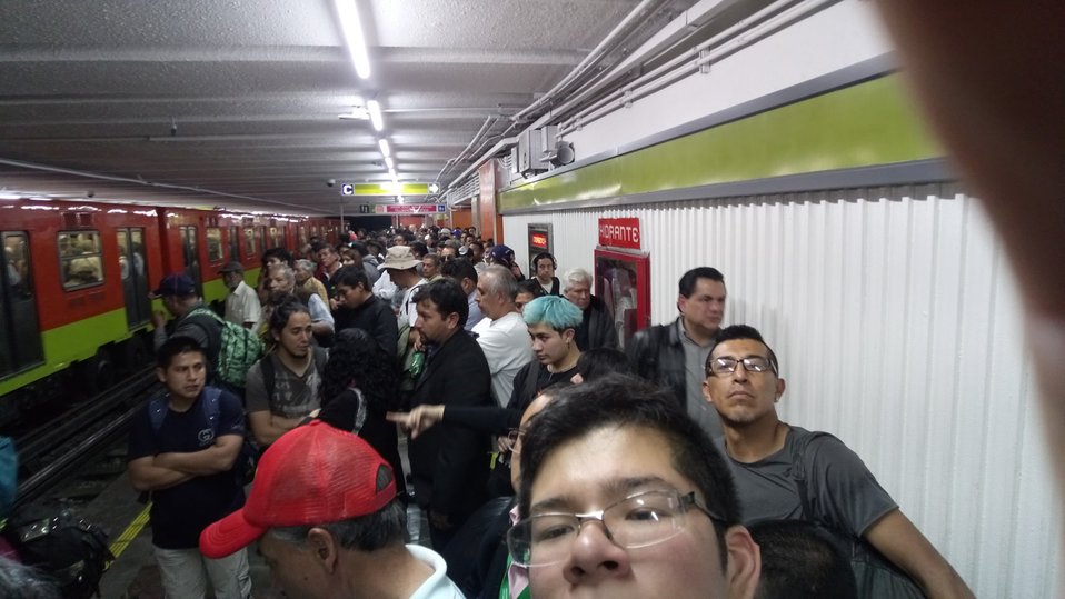 Línea 3 del Metro reportó retrasos. (Tomado de @daniel1692)