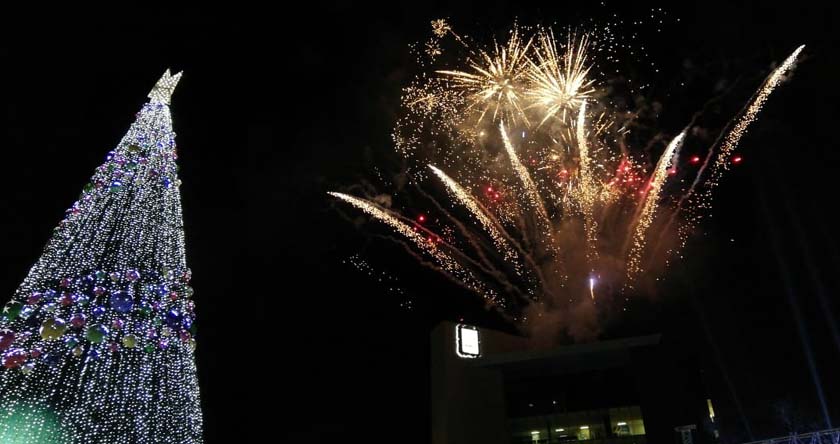 La música y la pirotecnia aumentó al momento de encenderse las luces del pino. (Jorge Maldonado)