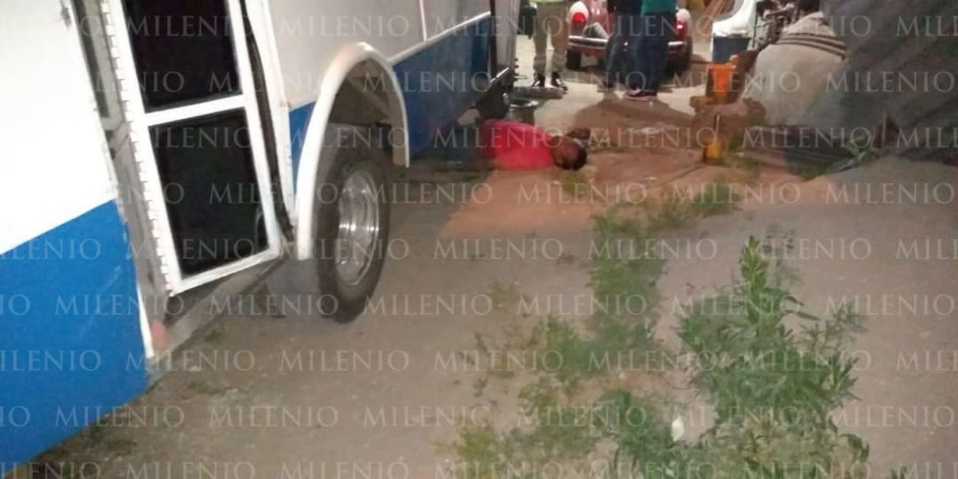 Peritos de la FGE acudieron a realizar las primeras diligencias del accidente para posteriormente trasladar el cadáver. (Especial)