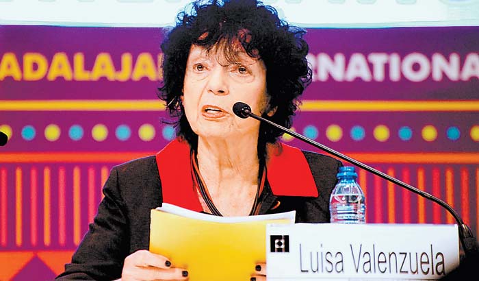 Durante la premiación habló de Carlos Fuentes, de los problemas políticos y sociales en América del Sur, así como del poder de las letras. FIL Guadala
