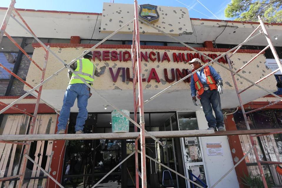 Los trabajos de limpieza y restauración del palacio municipal ya comenzaron. (Jorge Carballo)