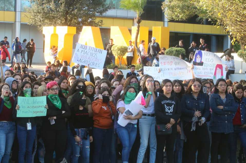 Las universitarias presentaron carteles con la consigna  "Ni una menos", " Aquí titulan a machos agresores",  "Nos tocan a una, nos tocan a todas" (Fo