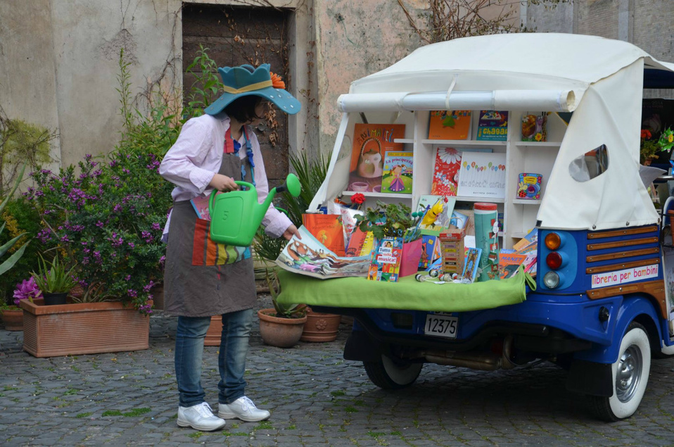 Valentina Rizzi transporta sus libros en una Apecar, del mismo modelo que usaban tras la Segunda Guerra Mundial. (Cortesía: Valentina Rizzi)