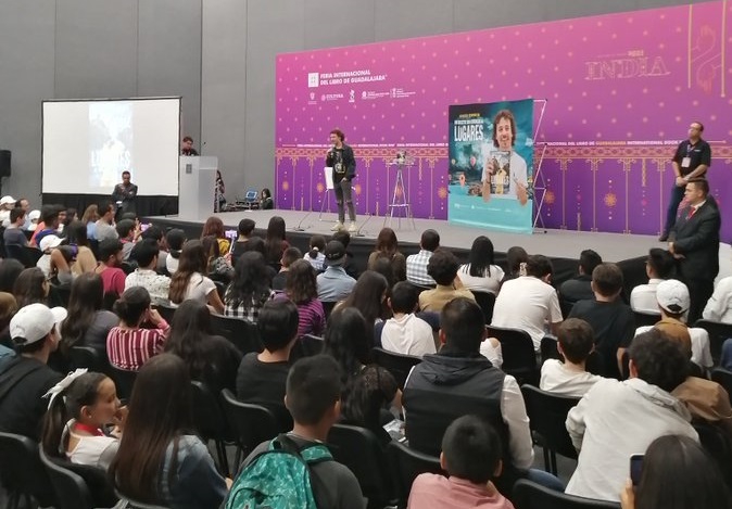 El Youtuber acudió a presentar su libro En Lugares asombrosos. (Milenio)