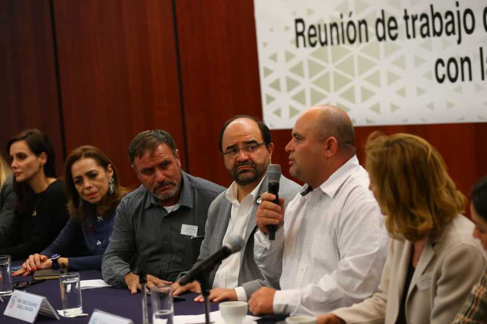 Adrián (izquierda) y Julián (derecha) LeBarón en reunión con el senador Emilio Álvarez Icaza (centro)./ Héctor Téllez