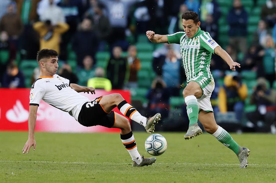 Andrés Guardado renueva contrato con el Real Betis (EFE)