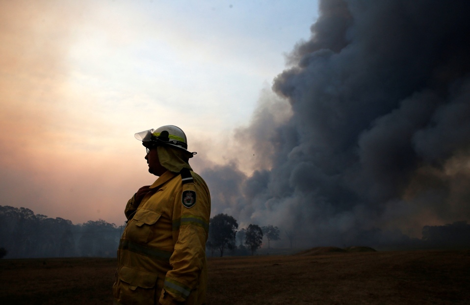 Australia. Bomberos en labores para sofocar un incendio forestal en Avery's Lane. (Reuters)