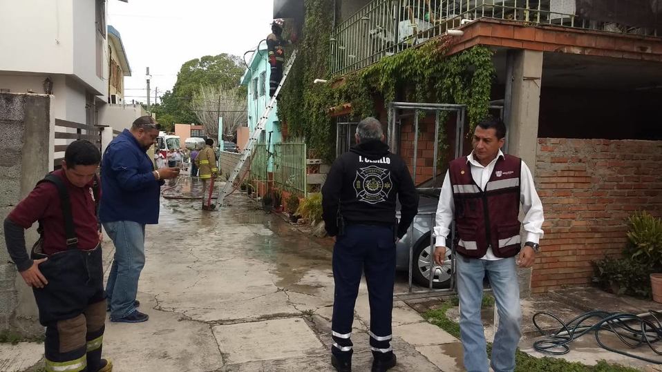 Bomberos y Protección Civil acudieron a controlar en incendio.