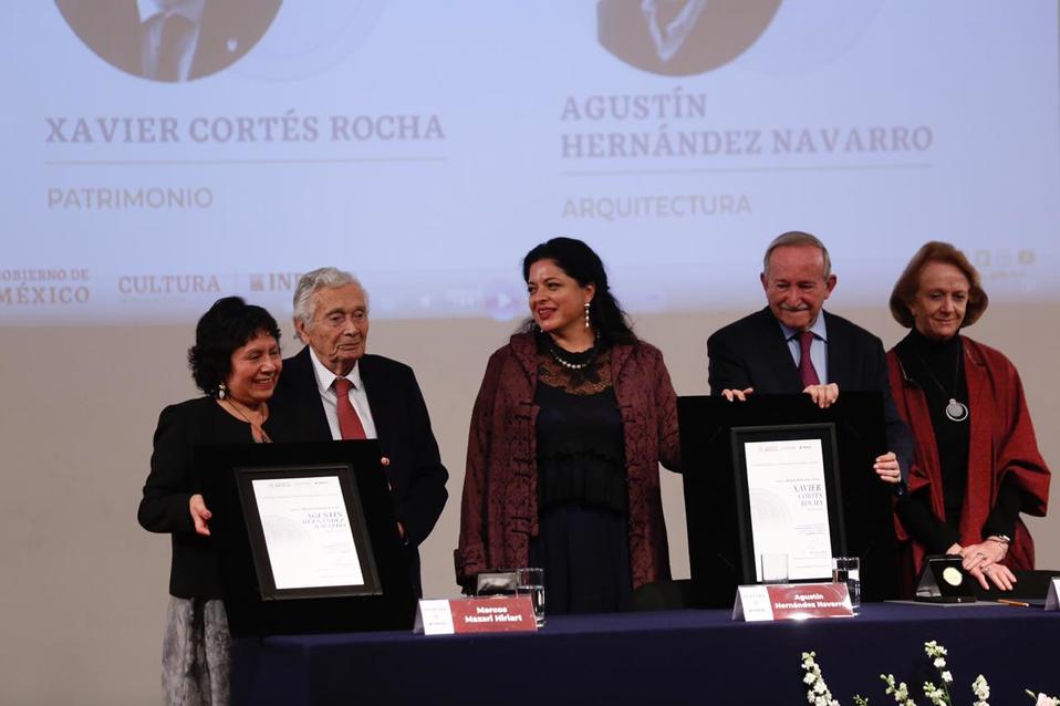 Entrega de la medalla Bellas Artes a los arquitectos Xavier Cortés Rocha y Agustín Hernandez. (Nelly Salas)