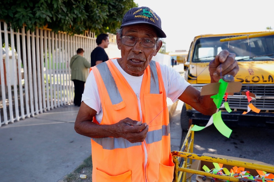 Va por las escuelas ofreciendo sus juguetes desde 5 hasta 10 pesos. (Rolando Riestra)