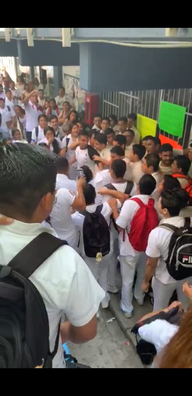 Los estudiantes se enfrentaron en las instalaciones del plantel. (Javier Trujillo)