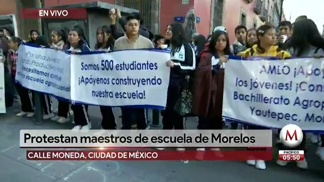 Estudiantes de Morelos protestan frente a Palacio Nacional - Grupo Milenio