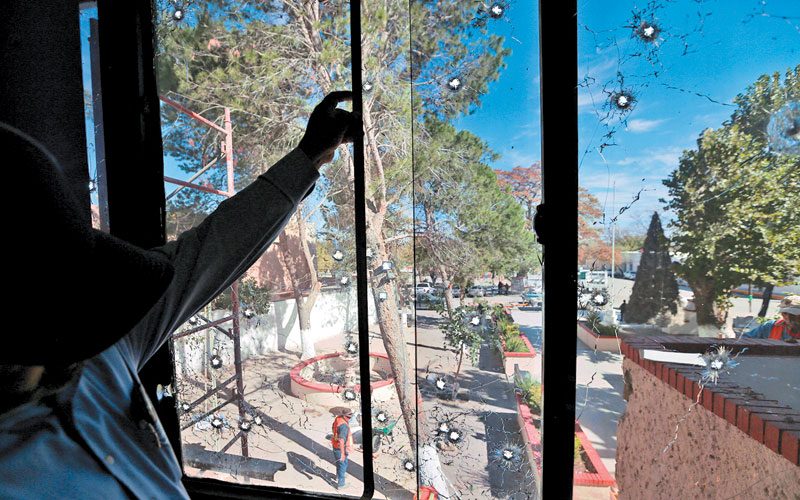 Las huellas de las batallas siguen visibles en la fachada del palacio municipal. (Jorge Carballo)