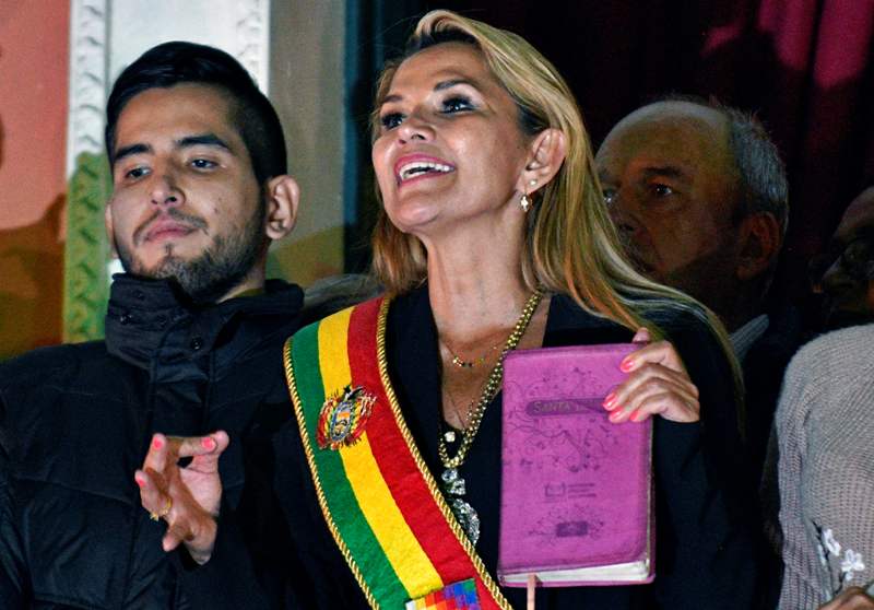 Jeanine Áñez tomó el poder en Bolivia el 12 de Noviembre con una Biblia en mano. (AFP)