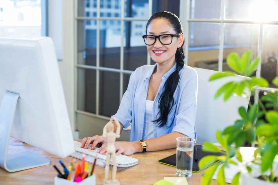 El movimiento #Kutoo busca erradicar los códigos estéticos que oprimen a las mujeres en su entorno laboral (Shutterstock)