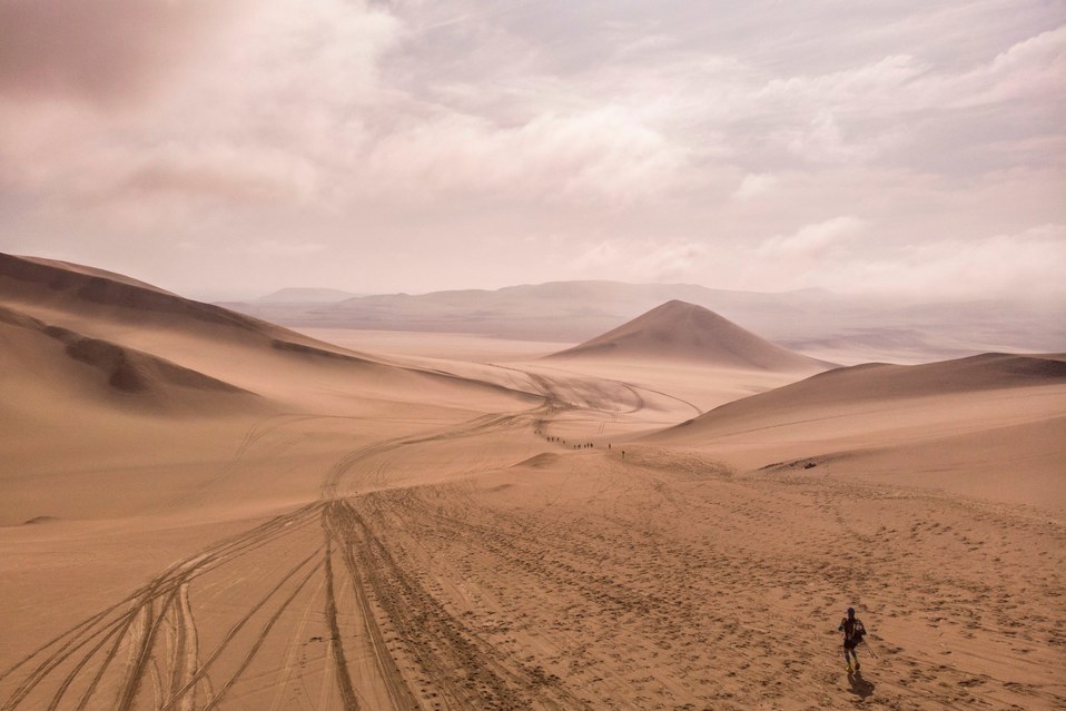 Perú. Un hombre participa en el maratón des Sables  en el desierto de Ica. (AFP)