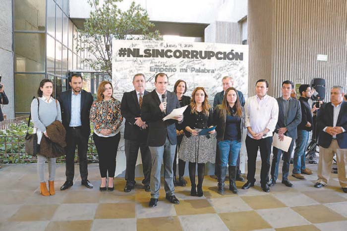 Los representantes de la Coalición entregaron el documento ayer en el Congreso. Raúl Palacios