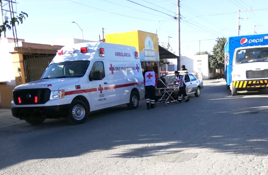 Testigos del accidente pidieron apoyo a la Cruz Roja. (Milenio Digital)