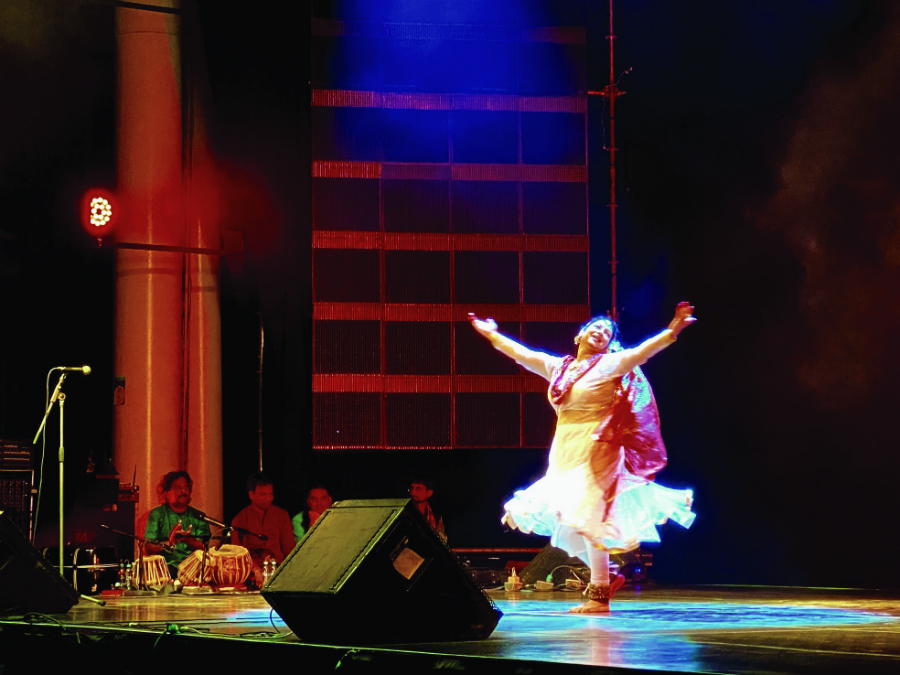 Anuradha Singh, bailarina clásica kathak, se apropió del escenario del Foro FIL. (Foto: Verónica Maza)
