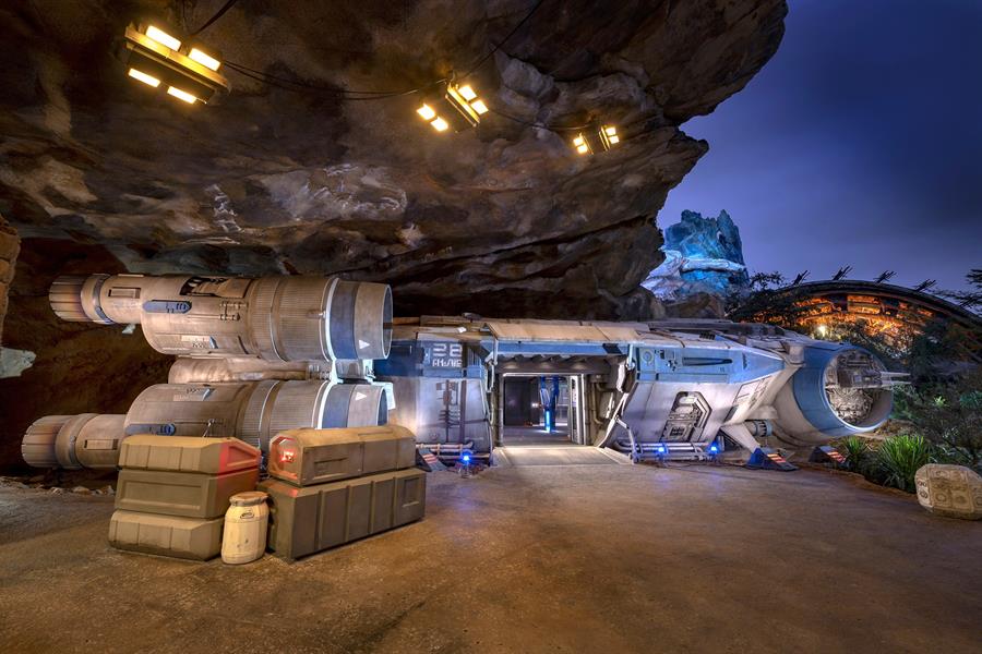 Nave de la Resistencia para despegar de Batuu en la atracción "Star Wars: Rise of the Resistance" en el parque Disney's Hollywood Studios. (EFE)