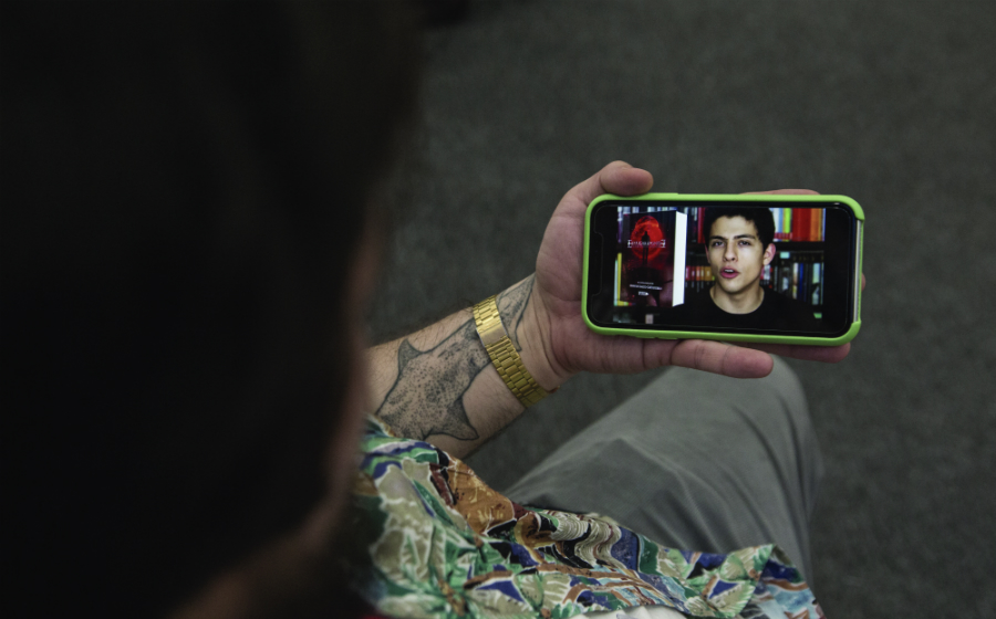 En pantalla, Alberto Villarreal, uno de los primeros 'booktubers' en saltar a la fama. (Foto: Paula Vázquez Córdova)