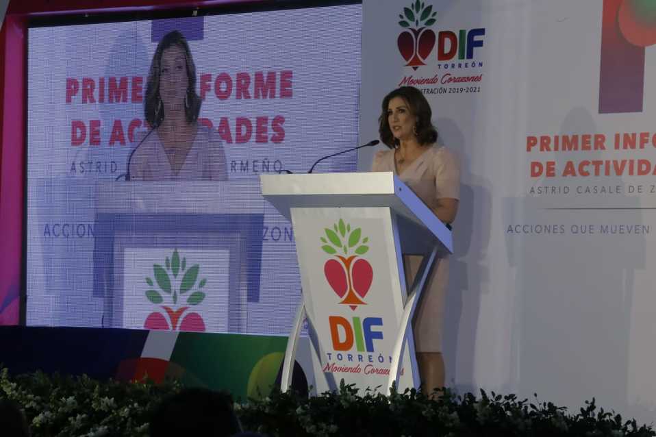 La presidenta honoraria reiteró el compromiso de crear nuevas metas en beneficio de las familias. (Mauricio Román)