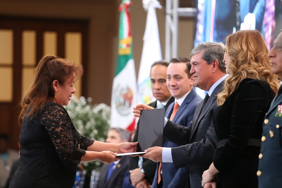 En representación del mandatario estatal, Manuel González, secretario General de Gobierno, hizo entrega de los reconocimientos. (Foto: Jorge López)