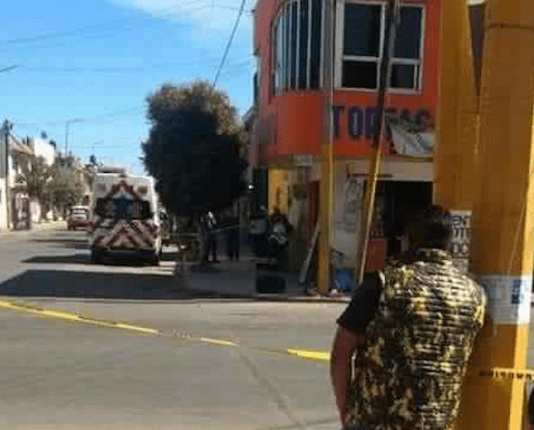 Unos sujetos a bordo de una camioneta, lo venían siguiendo desde que abordó el autobús, y le dispararon en al menos cuatro ocasiones y huyeron. (Espec