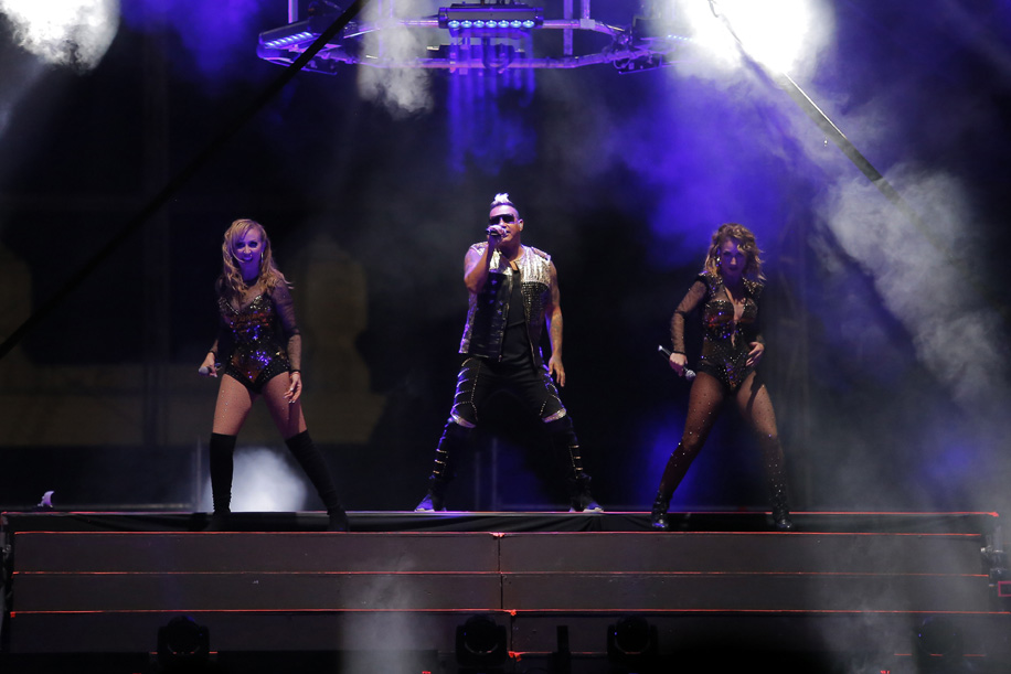 En el arranque del concierto los miembros de los grupos se presentaron al unísono. (Mauricio Román)
