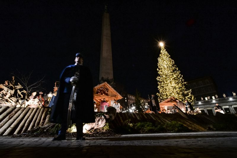 El encendido del árbol marca el inicio de las fiestas navideñas en el Vaticano. (AFP)