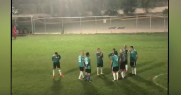 Equipo de manifiestan en medio de partido de futbol. Foto: (Especial)
