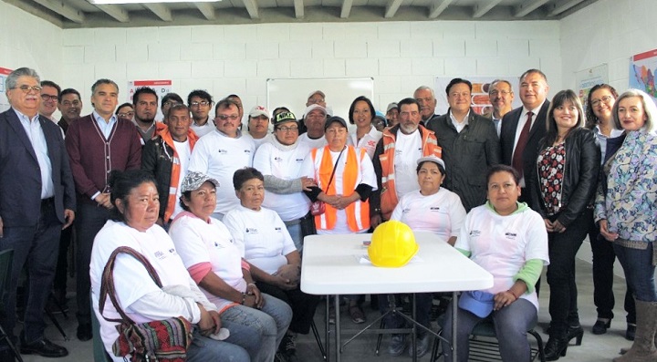 Fundación Vinte contribuye a que trabajadores de la construcción terminen su educación básica. (Especial)