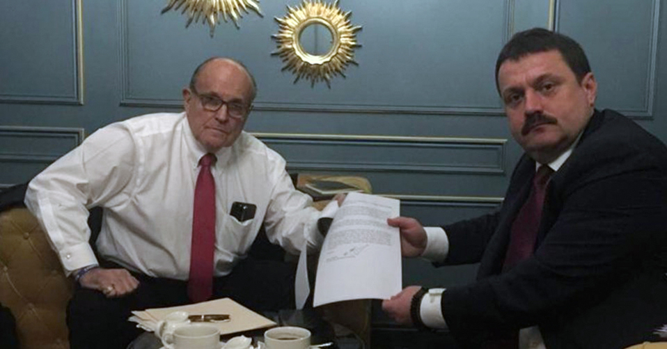 El legislador ucraniano Andriy Derkach durante su reuniéndose con el abogado personal del presidente Donald Trump, Rudy Giuliani, en Kiev. (AFP)