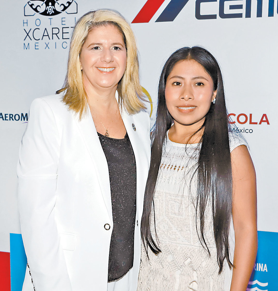 Martha Herrera, directora del encuentro, y la protagonista de ‘Roma’. (Édgar Negrete)