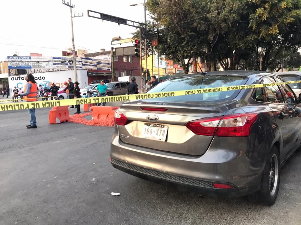 El motociclista fue arrollado por dos vehículos a la altura de Eje 10 Sur. (Jorge Becerril)
