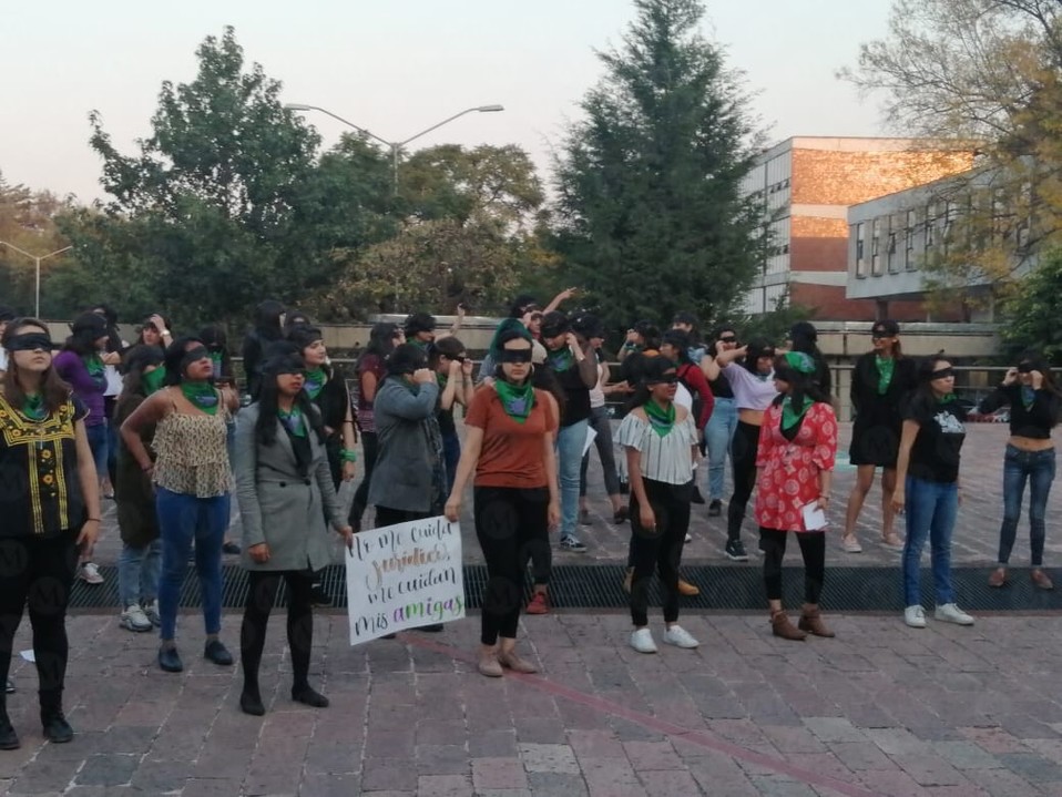 Mujeres realizaron performance Un violador en tu camino en la Facultad de Derecho de la UNAM. (Jorge Becerril)