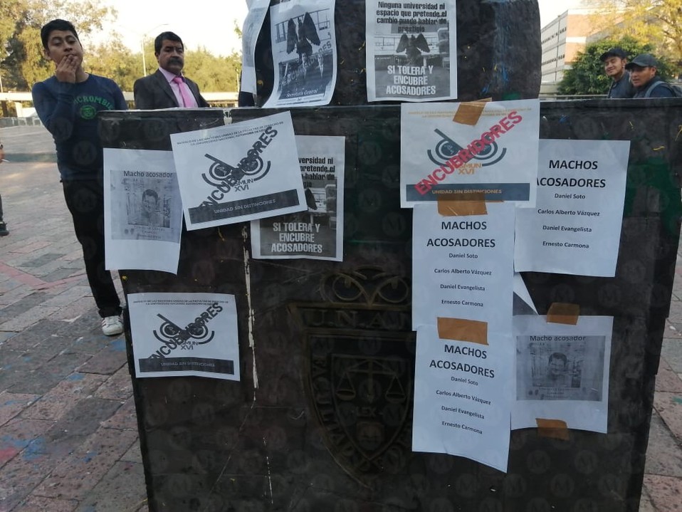 Las participantes pegaron papeles para denunciar a hombres por acoso sexual en la Facultad de Derecho. (Jorge Becerril)