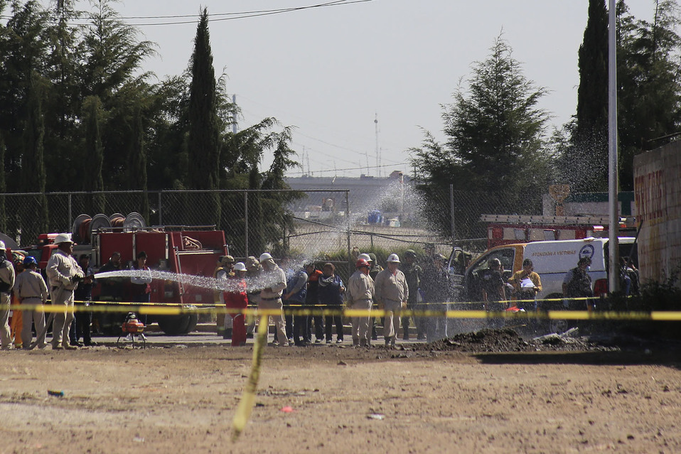 Peritos de la FGE, señalaron que posiblemente el hombre murió intoxicado mientras instalaba la toma clandestina. (Andrés Lobato)