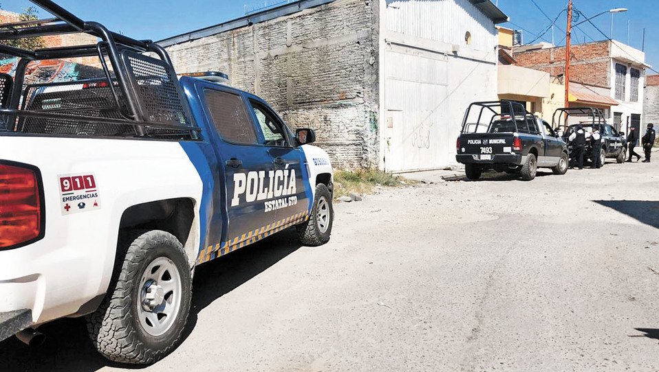 Policías estatales resguardan la calle donde se encuentra el inmueble donde se daban terapias de rehabilitación. (Mariana Ramos)