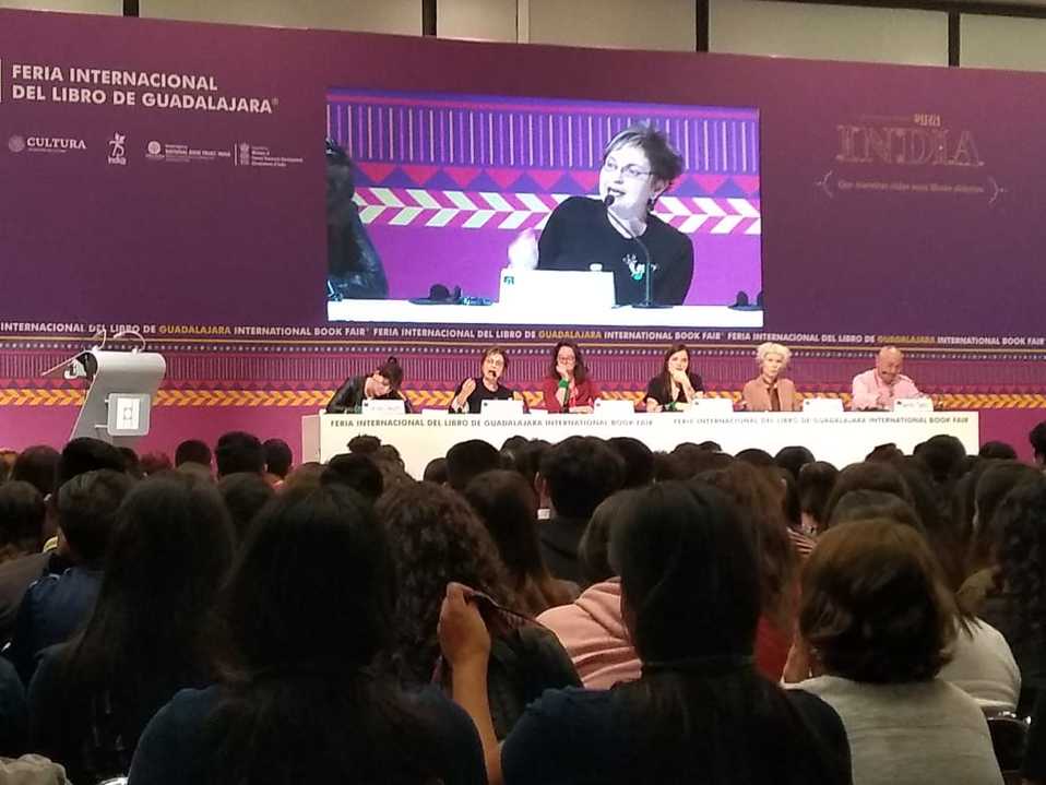 Profesionales y jóvenes se reúnen para hablar de feminismo (Andrea Rodríguez)
