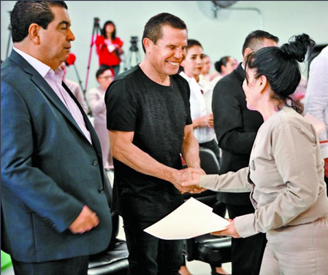 El ex pugilista y también cronista entregó reconocimientos. (Avelina Martínez)