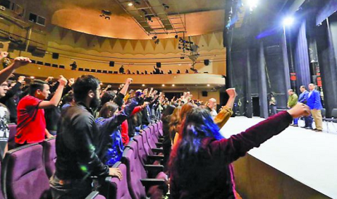 Durante la reunión con el gobernador guardaron un minuto de silencio, mientras las protestas continuaban en los planteles. (Especial)