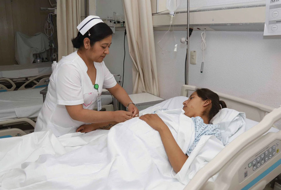 La violencia obstétrica también está relacionada con la manera autoritaria en que muchos médicos son formados tanto en algunas escuelas y facultades d